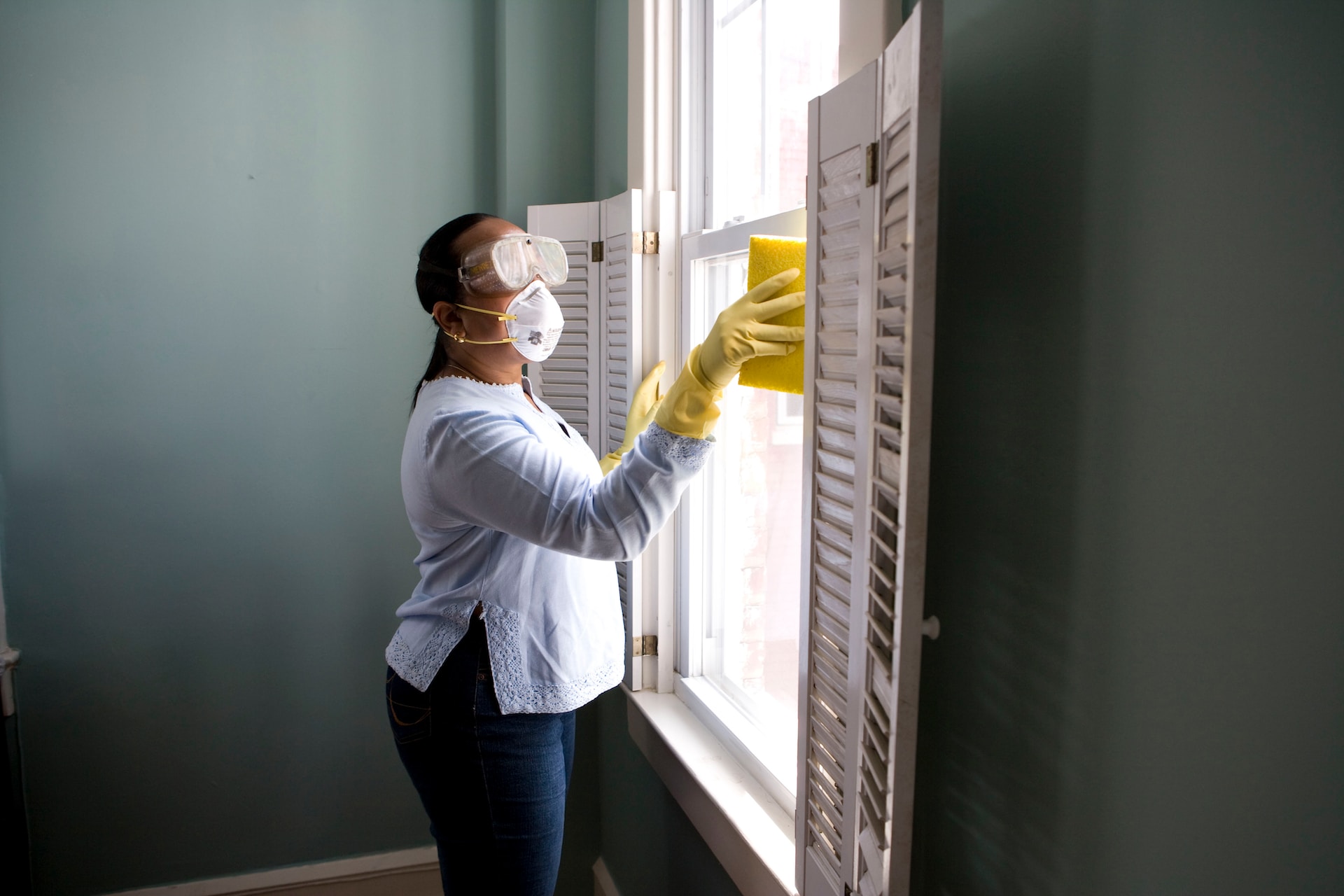 Crystal Clear Views: Erasing Water Stains from Your Windows!