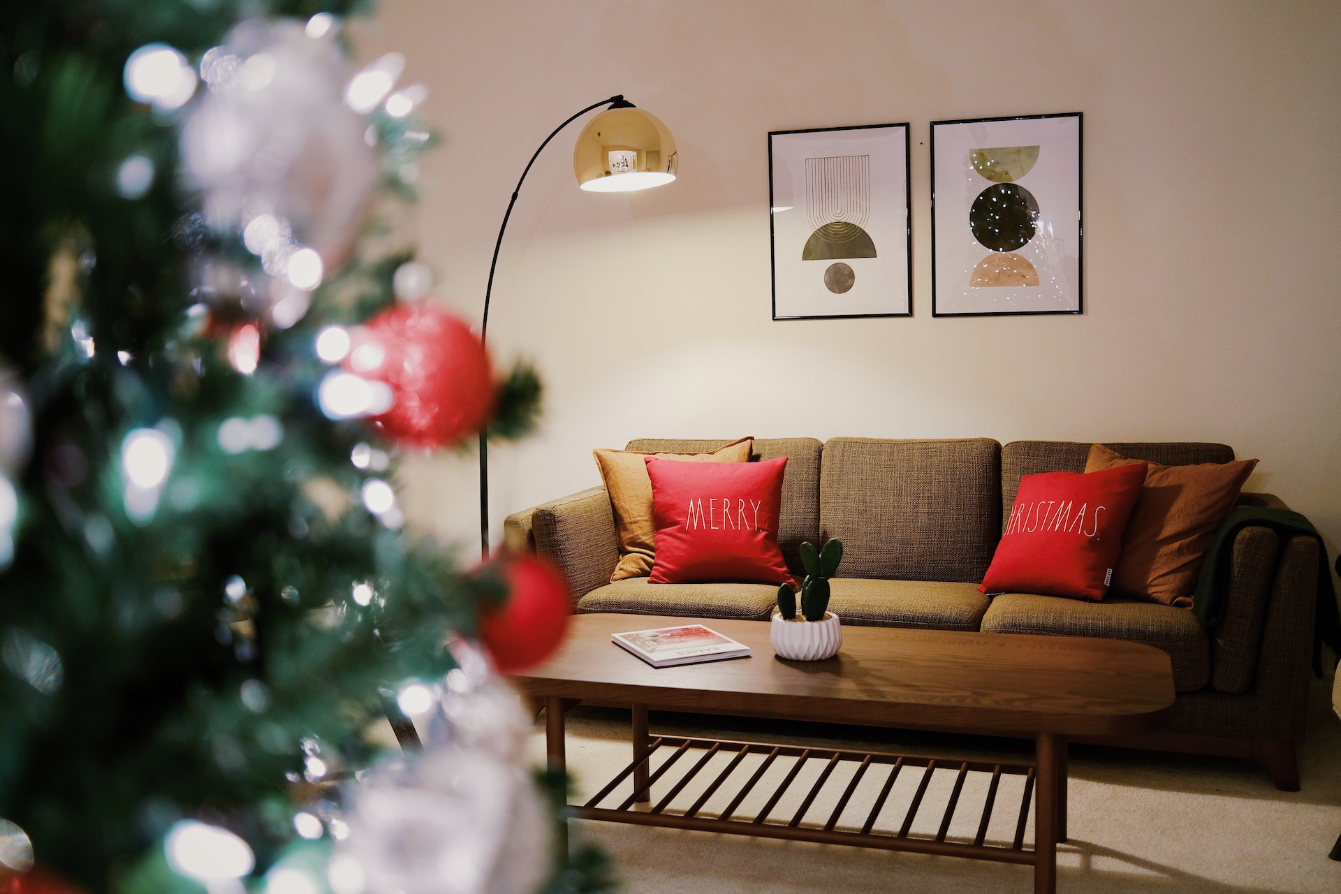Deck the Halls & Clean Them Too: 8 Festive Cleaning Hacks for a Sparkling Yuletide Season!