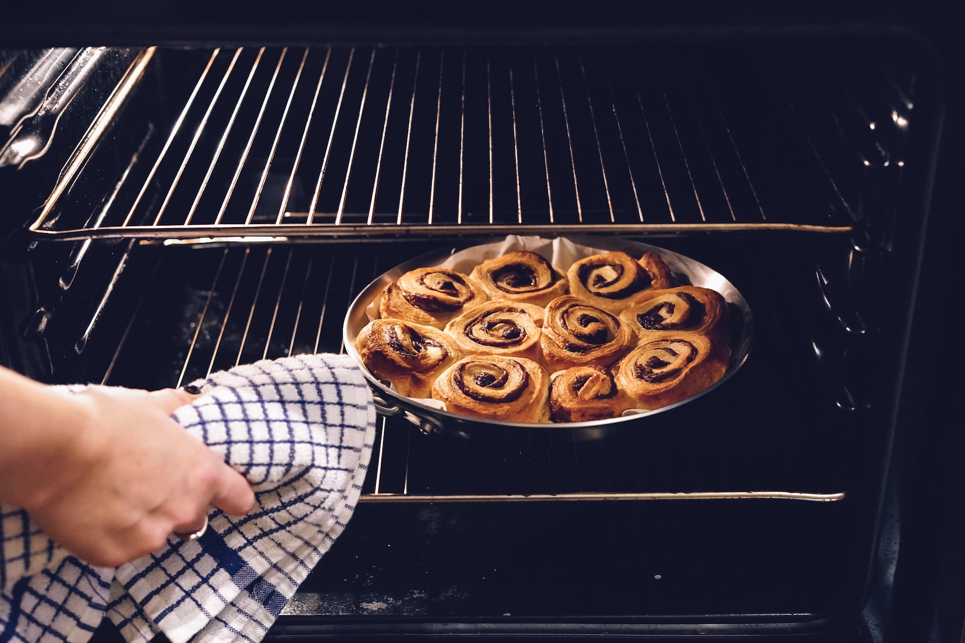 Mastering Oven Maintenance: The Hows and Whens of Spotless Cooking